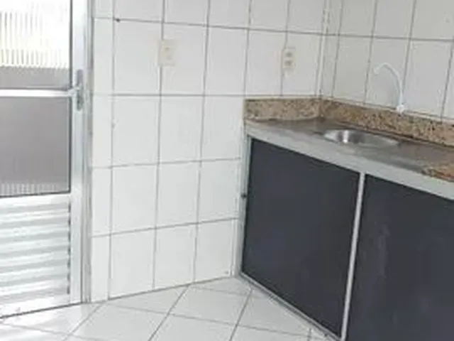 Imagem 3: Aluga-Se Casa: 1º Andar, 2 Quartos (1 Suíte), Sala, Cozinha, Banheiro, Área De