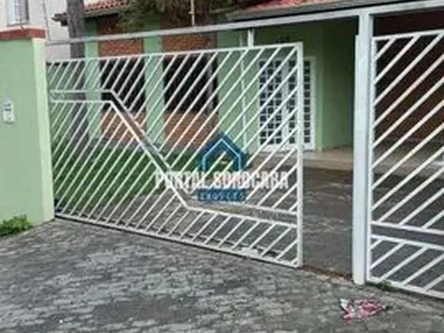 Imagem: A casa possui 3 Dormitórios, 2 Banheiros, 4 Vagas na