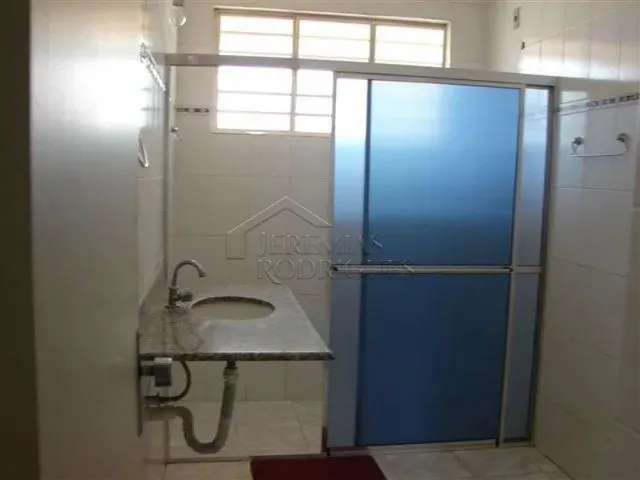 Imagem: A casa possui 4 Dormitórios, 3 Banheiros, 350m² de Área