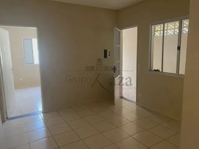 Imagem: A casa possui 2 Dormitórios, 1 Banheiro, 2 Vagas na