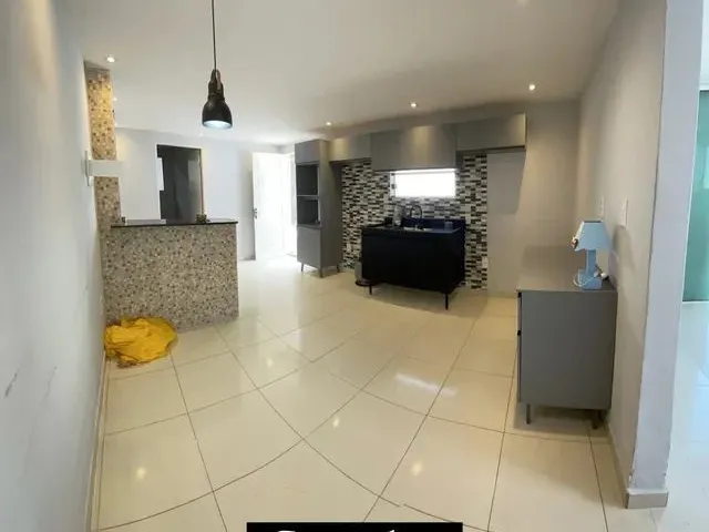 Imagem: A casa possui 3 Dormitórios, 1 Banheiro, 4 Vagas na