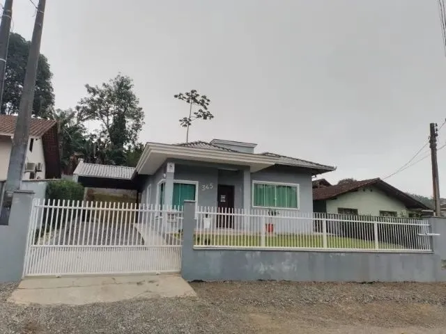 Imagem: A casa possui 3 Dormitórios, 2 Banheiros, 2 Vagas na