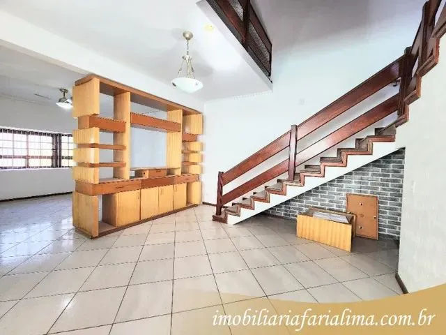 Imagem: A casa possui 3 Dormitórios, 1 Suíte, 4 Banheiros, 4