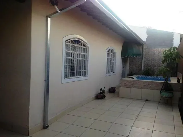 Imagem: A casa possui 3 Dormitórios, 2 Banheiros, 2 Vagas na