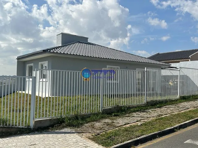 Imagem 1: Descubra o Encanto Único Desta Casa de Esquina com 3 Quartos e Terreno Amplo!