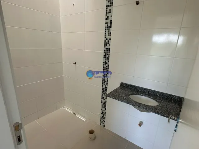 Imagem 2: Descubra o Encanto Único Desta Casa de Esquina com 3 Quartos e Terreno Amplo!