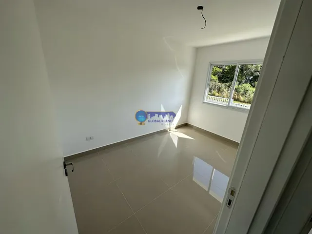 Imagem 4: Descubra o Encanto Único Desta Casa de Esquina com 3 Quartos e Terreno Amplo!