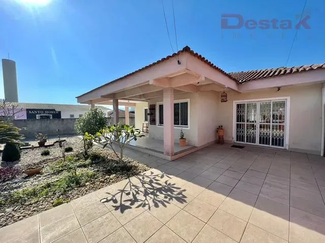 Imagem: A casa possui 5 Dormitórios, 1 Suíte, 2 Banheiros, 1 Vaga