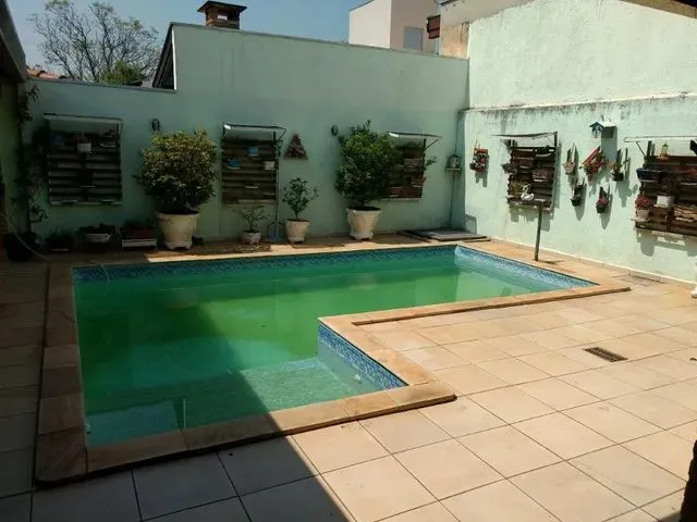 Imagem: A casa possui 3 Dormitórios, 3 Banheiros, 3 Vagas na