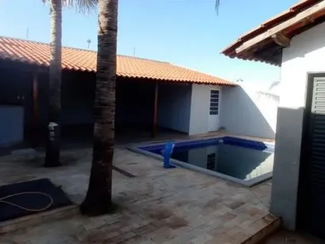 Imagem: A casa possui 3 Dormitórios, 1 Banheiro, 4 Vagas na