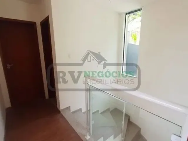 Imagem 8: )(- Excelente Casa Nova com 3 Quartos 3 Vagas e Ampla Área Externa Gramada em Bairro