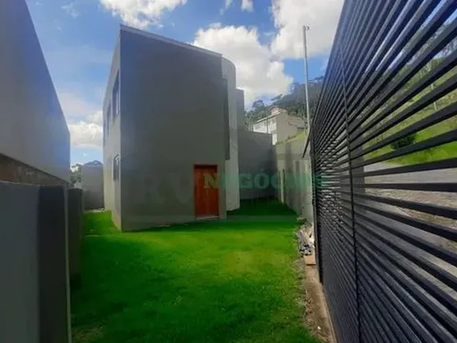 Imagem 9: )(- Excelente Casa Nova com 3 Quartos 3 Vagas e Ampla Área Externa Gramada em Bairro