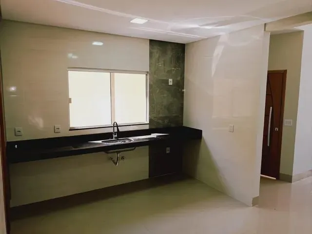 Imagem 3: Casa Nova Jardim Europa Contendo 03 Quartos Sendo 1 Suíte, Sala Ampla em 2 Ambientes Com