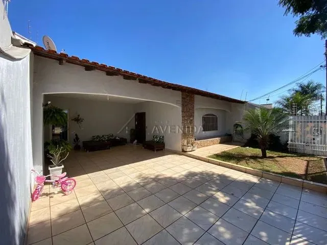 Imagem: A casa possui 3 Dormitórios, 1 Suíte, 2 Banheiros, 2