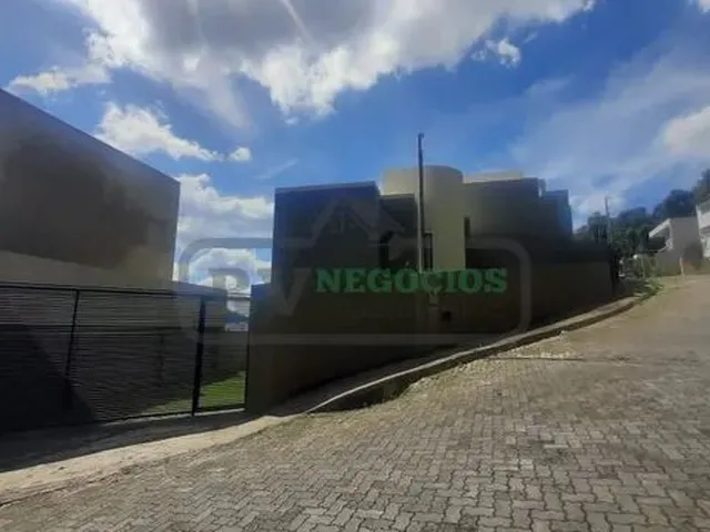 Imagem 3: )(- Excelente Casa Duplex Nova com 3 Quartos e Ampla Área Externa Gramada em Lourdes