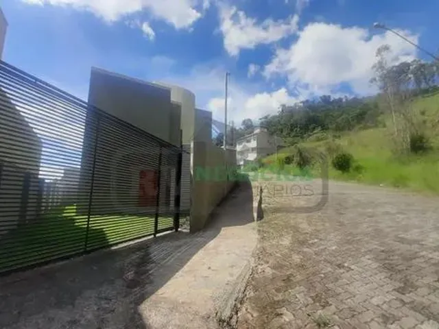 Imagem 5: )(- Excelente Casa Duplex Nova com 3 Quartos e Ampla Área Externa Gramada em Lourdes
