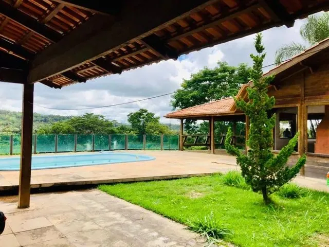 Imagem: A casa em condomínio possui 5 Dormitórios, 4 Suítes, 5