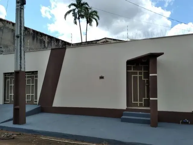 Imagem: A casa possui 3 Dormitórios, 1 Suíte, 2 Banheiros, 2 Vagas