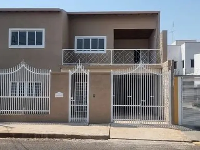 Imagem: A casa possui 5 Dormitórios, 4 Suítes, 5 Banheiros, 4