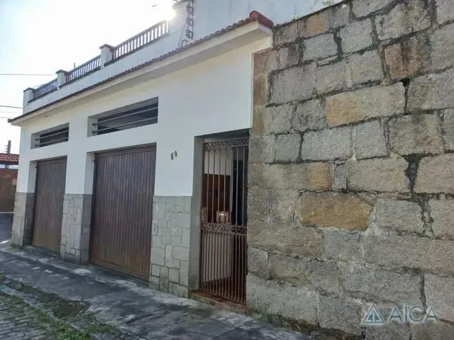 Imagem: A casa possui 3 Dormitórios, 3 Banheiros, 4 Vagas na