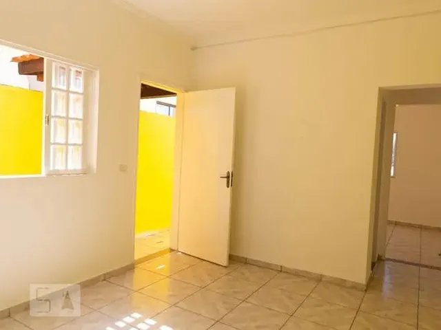Imagem: A casa possui 3 Dormitórios, 2 Banheiros, 1 Vaga na
