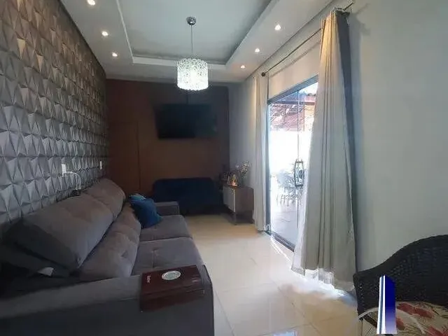 Imagem: A casa possui 3 Dormitórios, 2 Banheiros, 2 Vagas na