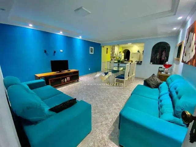 Imagem: A casa possui 5 Dormitórios, 1 Suíte, 3 Banheiros, 3