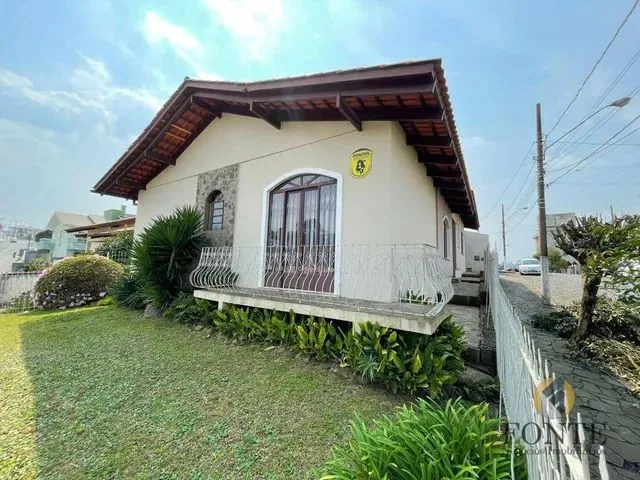 Imagem: A casa possui 3 Dormitórios, 1 Banheiro, 2 Vagas na