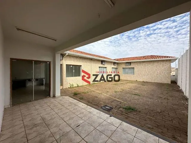 Imagem: Casa com 8 Dormitórios À Venda, 347 M²