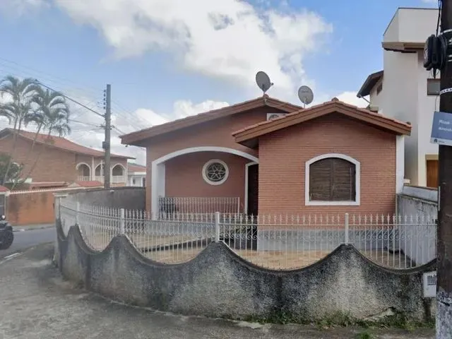 Imagem: A casa possui 3 Dormitórios, 3 Banheiros, 1 Vaga na