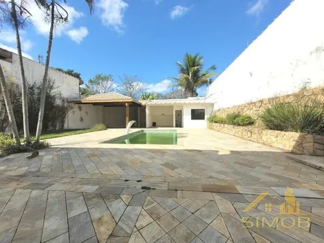 Imagem: A casa possui 4 Dormitórios, 1 Suíte, 2 Banheiros, 2