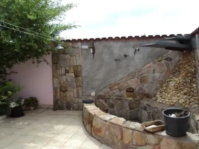 Imagem 15: Casa em Rua Tranquila, com 3 Quartos e 4 Vagas de Garagem