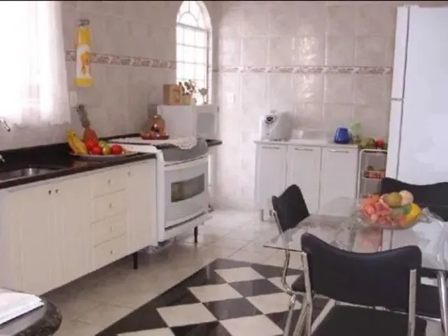 Imagem 2: Casa em Rua Tranquila, com 3 Quartos e 4 Vagas de Garagem