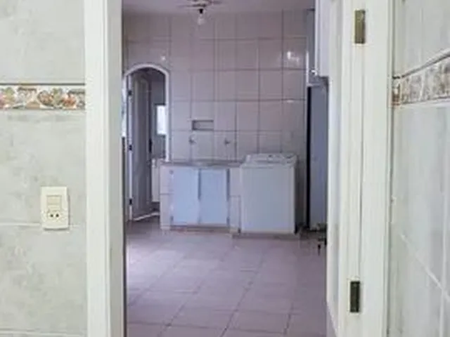 Imagem 5: Casa em Rua Tranquila, com 3 Quartos e 4 Vagas de Garagem