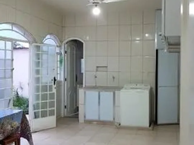 Imagem 12: Casa em Rua Tranquila, com 3 Quartos e 4 Vagas de Garagem