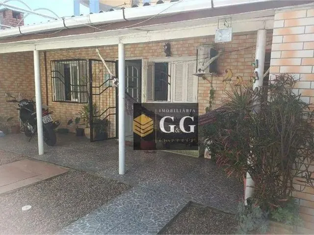 Imagem: A casa possui 3 Dormitórios, 2 Banheiros, 4 Vagas na
