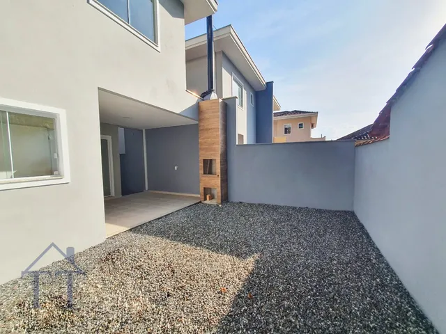 Imagem: A casa possui 3 Dormitórios, 1 Suíte, 2 Banheiros, 2