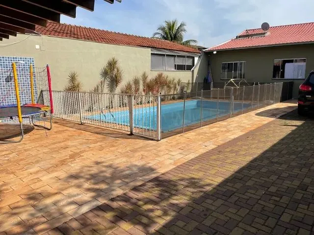 Imagem: A casa possui 4 Dormitórios, 1 Suíte, 5 Banheiros, 5