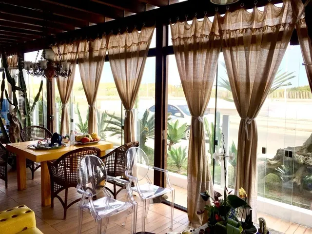 Imagem: Charmosa Casa Envidraçada e Toda Estilizada