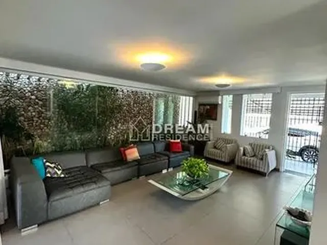 Imagem 8: Casa para Venda Possui 280 Metros Quadrados com 4 Quartos em Hipódromo - Recife - Pe