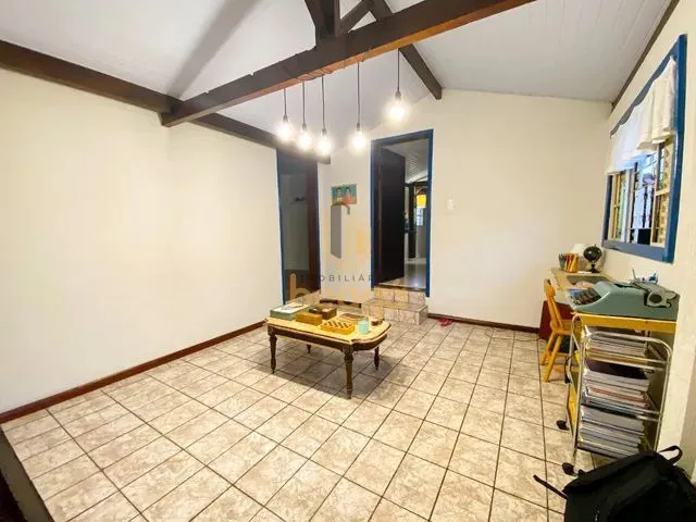 Imagem: A casa possui 5 Dormitórios, 2 Suítes, 3 Banheiros, 1