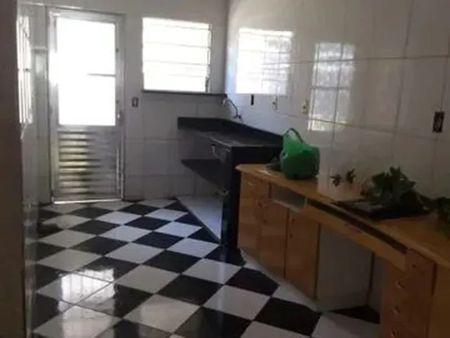Imagem 4: Espaçosa Casa com Lote Grande em Localização Privilegiada - Não Perca Essa
