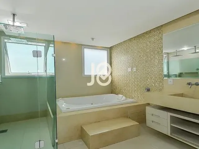 Imagem 8: Casa Clássica com 3 Suítes, Escritório e Piscina! Casa Clássica com 3 Suítes