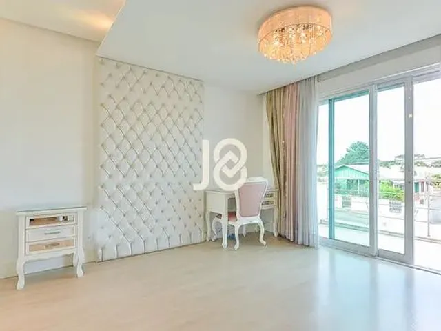 Imagem 9: Casa Clássica com 3 Suítes, Escritório e Piscina! Casa Clássica com 3 Suítes