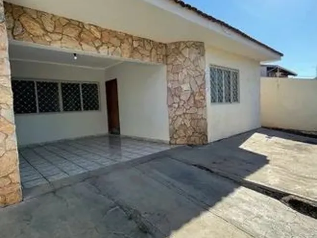 Imagem: A casa possui 3 Dormitórios, 3 Suítes, 4 Banheiros e