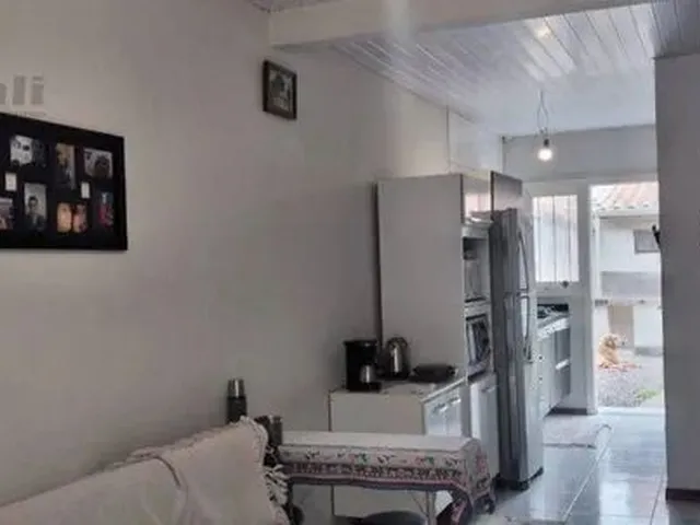 Imagem: A casa possui 2 Dormitórios, 1 Banheiro, 2 Vagas na