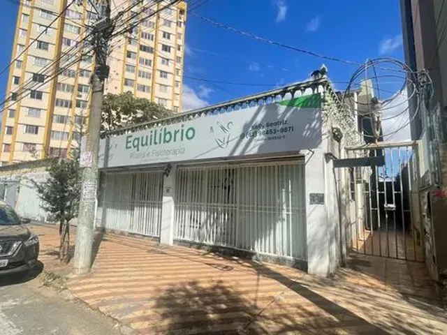 Imagem: Casa com 4 Quartos, Loja Comercial e Porão