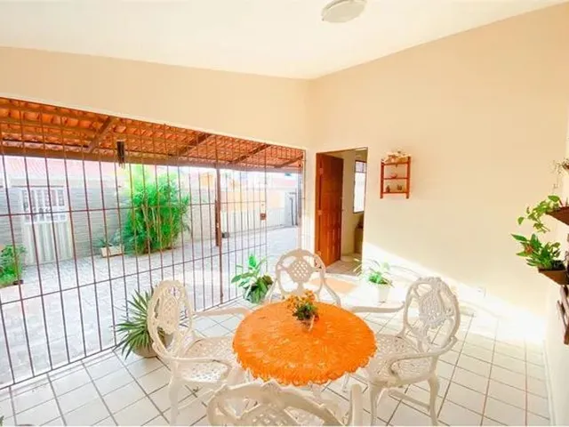 Imagem: Casa À Venda com 3 Quartos, 2 Suítes