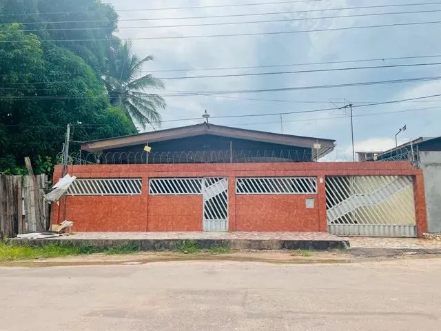 Imagem: A casa possui 4 Dormitórios, 1 Suíte, 3 Banheiros, 5