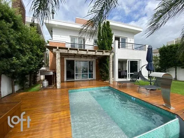 Imagem: A casa possui 4 Dormitórios, 4 Suítes, 3 Banheiros, 6